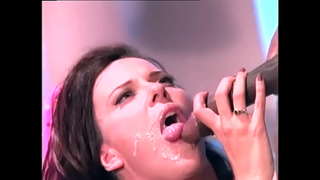 Nigra reĝo kaj lia gasto estas fucking ĉi malsatanta busty ido