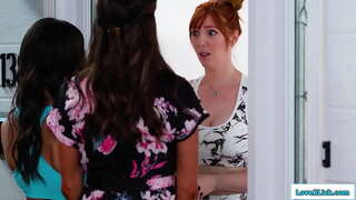 Ibu tiri dan anak tirinya pergi untuk menghadapi pengganggu dan buah dada besar rambut merah meminta pengampunan menawarkan mereka ber-3.Dia facesits si rambut coklat seperti dia menjilat