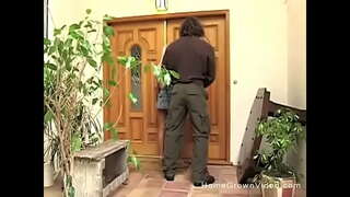 Horny blonde menyebalkan kemudian fucks pacarnya di teras