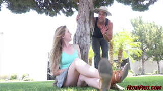 Sable Jones invitas la Ĝardenisto super Bonordigi ŝia Bush