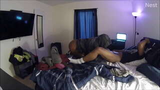 שיק סניקס אַוועק אויף איר בויפרענד צו קומען באַרען