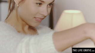 Cute brunetka hodinky sebe v zrcadle při masturbaci