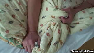 Matandang babae seduced sa mga batang lalaki