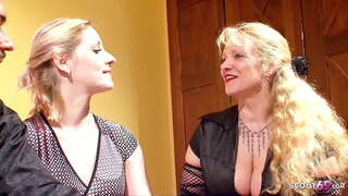 Млада неопытная пар добија помоћ од зрелу комшија у њиховом првом тројку