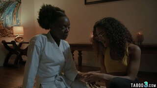 Pequeño tetas ébano adolescentes lamiendo y digitación de cada uno de los otros