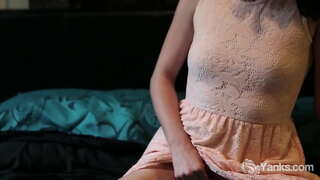 Primamljivo amater dušo iz Jenkija Marina jebeno joj vibrator da orgazam