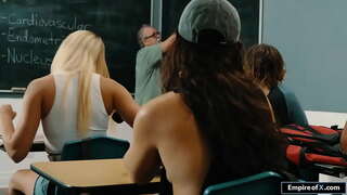 Blonde teen blowjobs dia fucked amin'ny namany ao amin'ny dobo filomanosana