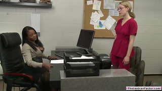 ���ລ່ນ້ຍຈ້າງກັນກົ້ນຂອງນາງຜິວເນື້ອສີຂາວນັກງານ