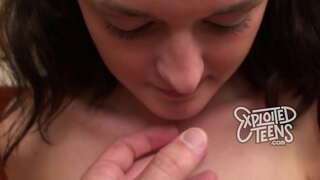 Adolescent amb pigtails dóna cap en la seva primera porno