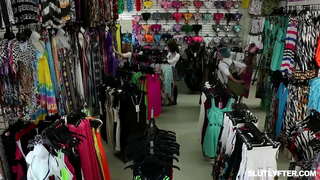 Blondie remaja Haley Sekop mengisap ayam dan mendapatkan pantat bercinta liar di masa yang sama