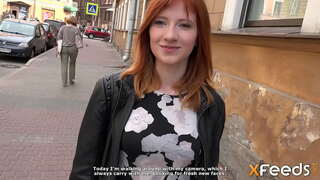 Schönheit gibt ihm einen blowjob und Sie haben sex auf der couch im doggystyle und in anderen Posen, die machen comely girl Stöhnen