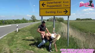 Үлкен жопы бар Қыз құмарлықпен кискасын мастурбациялайды