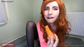 ארנב מזיין אותה גזר ואז אוכלת את זה