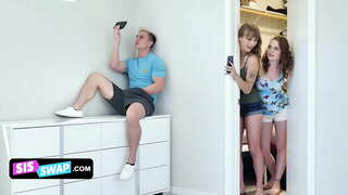Siswap - Lusty Stepsisters Lure Sine Store Stepbros Og Knulle Dem På Sofaen