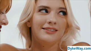 ���ેસ્બિયન ચુંબન અને સેક્સ