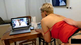 Ik ontdek hem bespioneren van mij terwijl ik aan het masturberen en ik maak hem het vullen van mijn kont met de melk totdat het overloopt .....