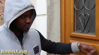 Kenza ດູດໄດ້ຮັບຍໍາໂດຍອະດີດຂອງນາງ