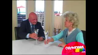 Vovo comendo ງເລັກນ້ອຍຢູ່ທາງຫນ້າຂອງພັນລະຍາຂອງ