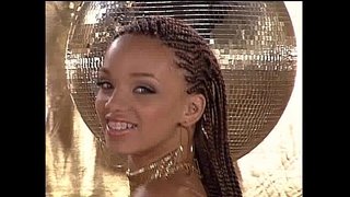 Gia LaShay nga nagpakita sa iyang mga melon