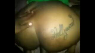 B. äiti ottaa munaa ja kerma piirakka