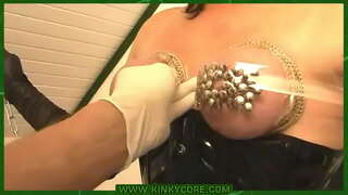 Dada dengan lukisan pin &amp;amp; bermain dengan pee lubang