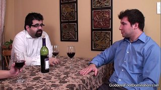 Footjob Сопруга се затвора под маса бизнис зделка