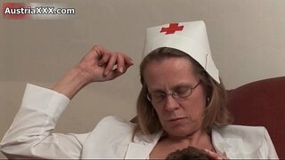 Hugaw sa hamtong nga babaye gets sa iyang pussy nanagpanilap