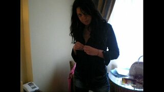 Italian amatorial Lilly-Sträif an masturbiert