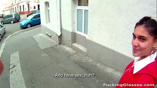 Kurva, Brýle - Nudí cutie Amala v prdeli za peníze