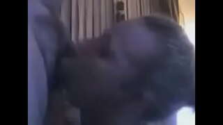 Pożądliwe 30-letnia blondynka ssie i sprawia, że głębokie gardło.