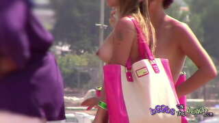 Hei, sayang, mari kita berjalan-jalan ke pantai typsy &amp;amp; topless bersama-sama