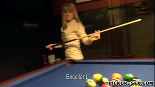 Apertado checa puta de buceta bradava com cara desagradável para o dinheiro