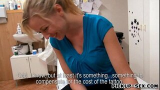 Victoria Waigel follar por el extraño chico para una parte de dinero en efectivo