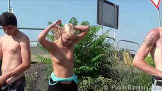 ���ዳዲስ. blonde ቅድሚያ የህዝብ ወሲብ የጎዳና ውስጥ ሆኖ daylight