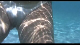 Hot chick i roto i te d, i te wai i porto da barra salvador bahia