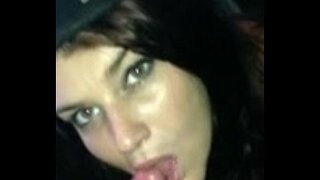 ���ड़की अगले दरवाजे मौखिक सेक्स देता है और सह निगल