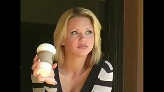 ���्वेतलाना लचीला सुनहरे बालों वाली