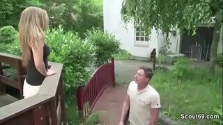 Kecil slim Remaja fucked oleh tuan rumah karena hutang 