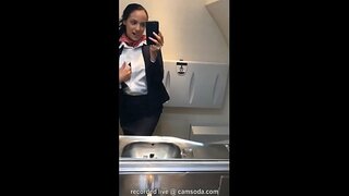 Latin stewardess csatlakozik a maszturbáció mile high club a mosdóban, majd cums