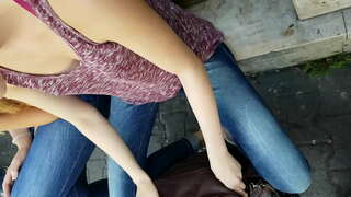 дівчата з даунблоус у вуличному паблике