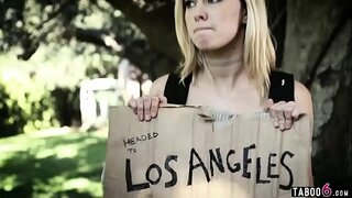 Lari dari rumah remaja dua pantat fucked selepas menumpang