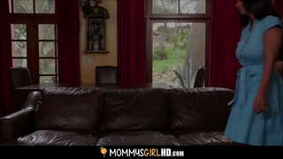 MILF Cam Mom &amp;amp; Bach Llysferch yn Rhannu'r Orgasms