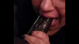 Занудная mladenka čini duboko pušenje