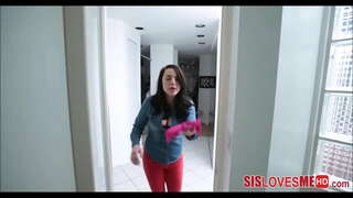 SisLovesMeHD - Сводная Бо Хоҳари бузург аст Натуральными сиськами Развлекается Аз аввал Шахси