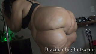 BrazilianBigButts.com Pawg משומנת למחוא כפיים.