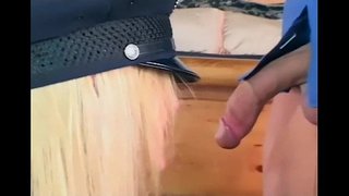 Medyo babae cop pagkantot sa guwantes at medyas