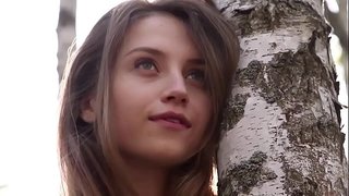 Phụ nữ trẻ ngọt ngào Nicolina loại bỏ quần áo của cô ở trong rừng