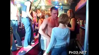 Kancing fucked pipi dalam panas menimbulkan