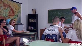 Teens Dolly Diore &amp;amp; Cathy Sawarga share tutor sacara cock jeung dua horny babaturan di kelas