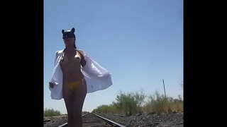 Gatita chôdza nahé vonkajšie